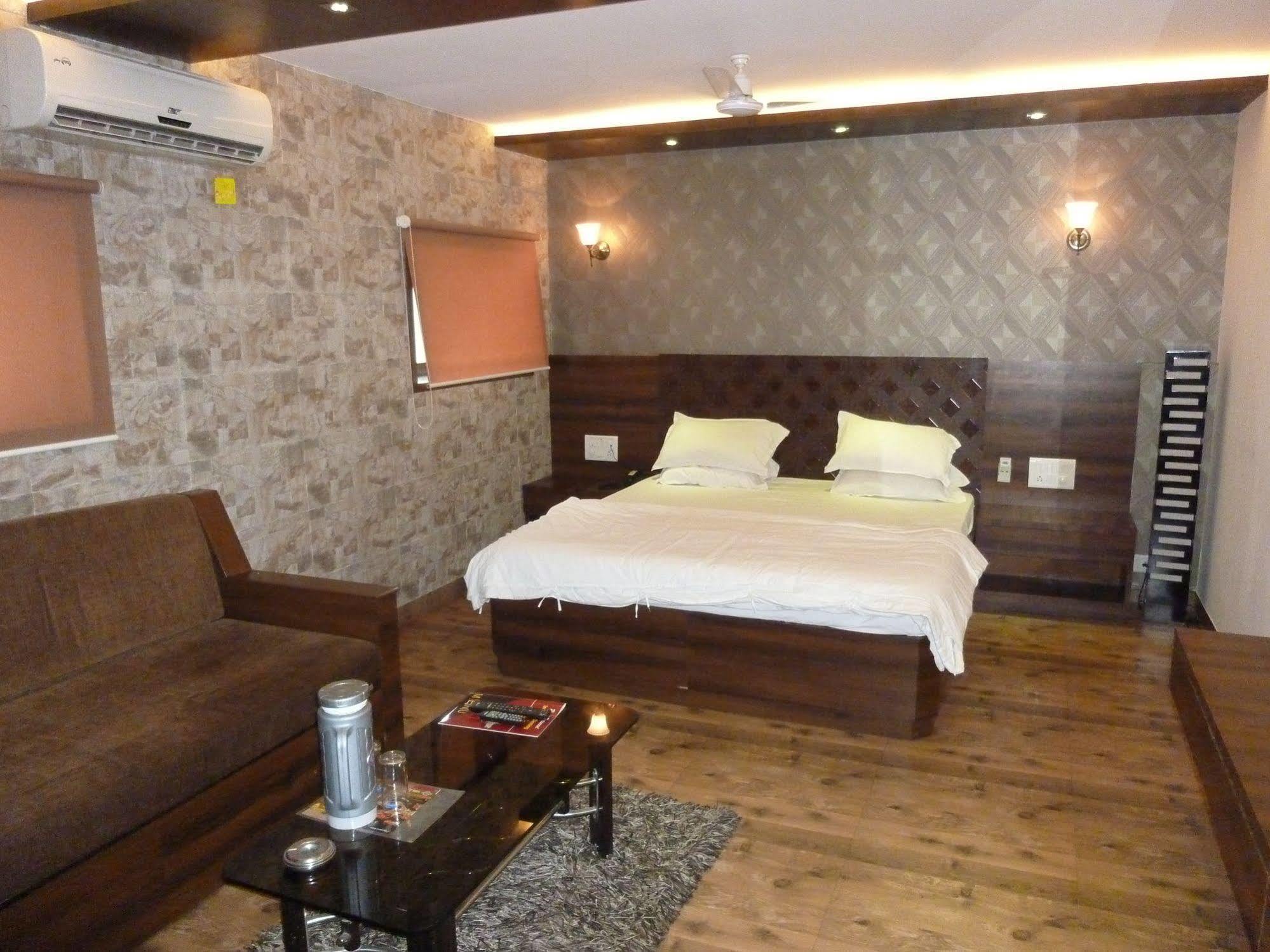 מומביי Hotel Regal Palace מראה חיצוני תמונה