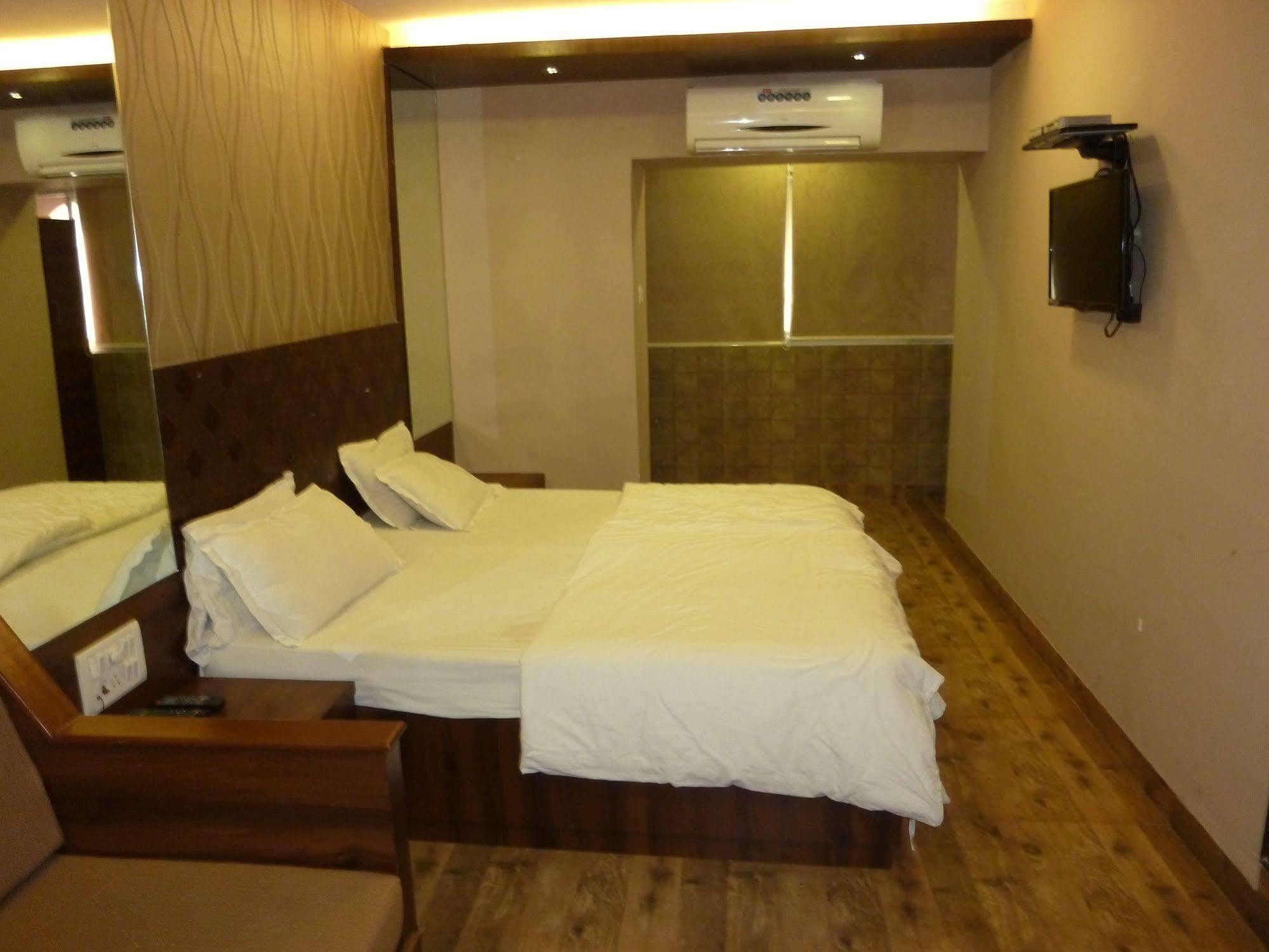 מומביי Hotel Regal Palace מראה חיצוני תמונה