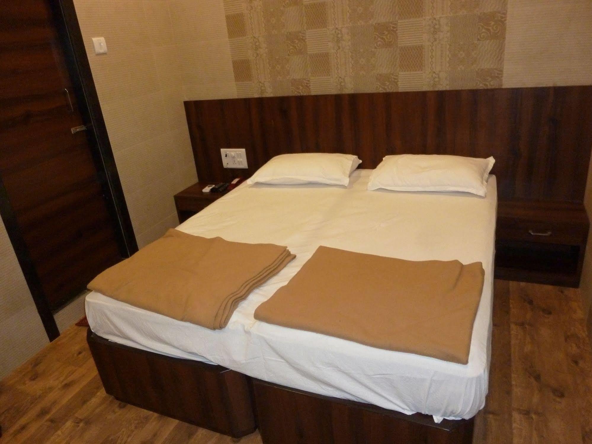 מומביי Hotel Regal Palace מראה חיצוני תמונה