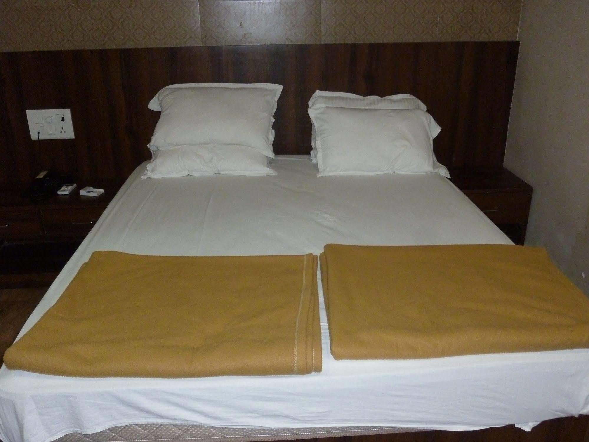 מומביי Hotel Regal Palace מראה חיצוני תמונה