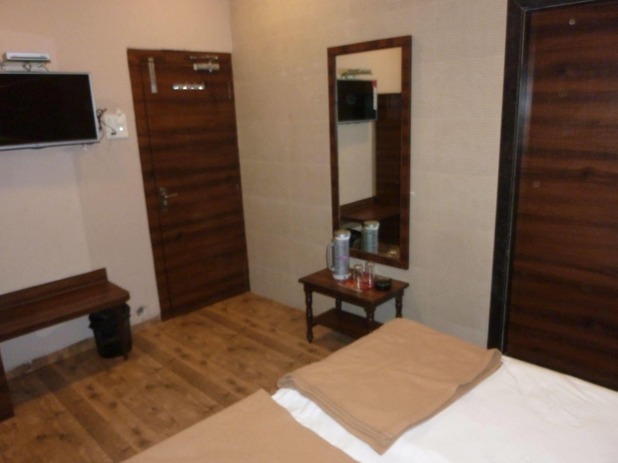 מומביי Hotel Regal Palace מראה חיצוני תמונה