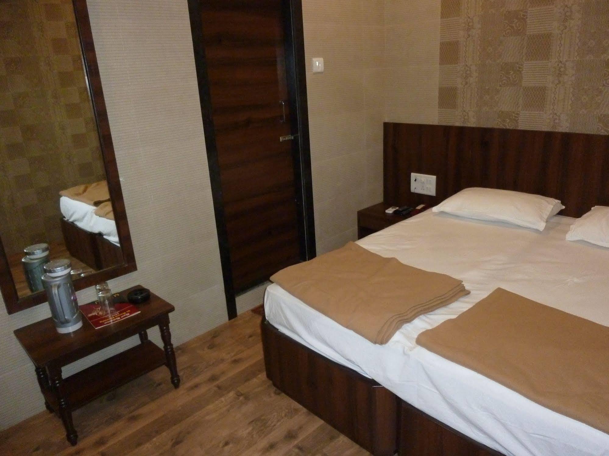 מומביי Hotel Regal Palace מראה חיצוני תמונה