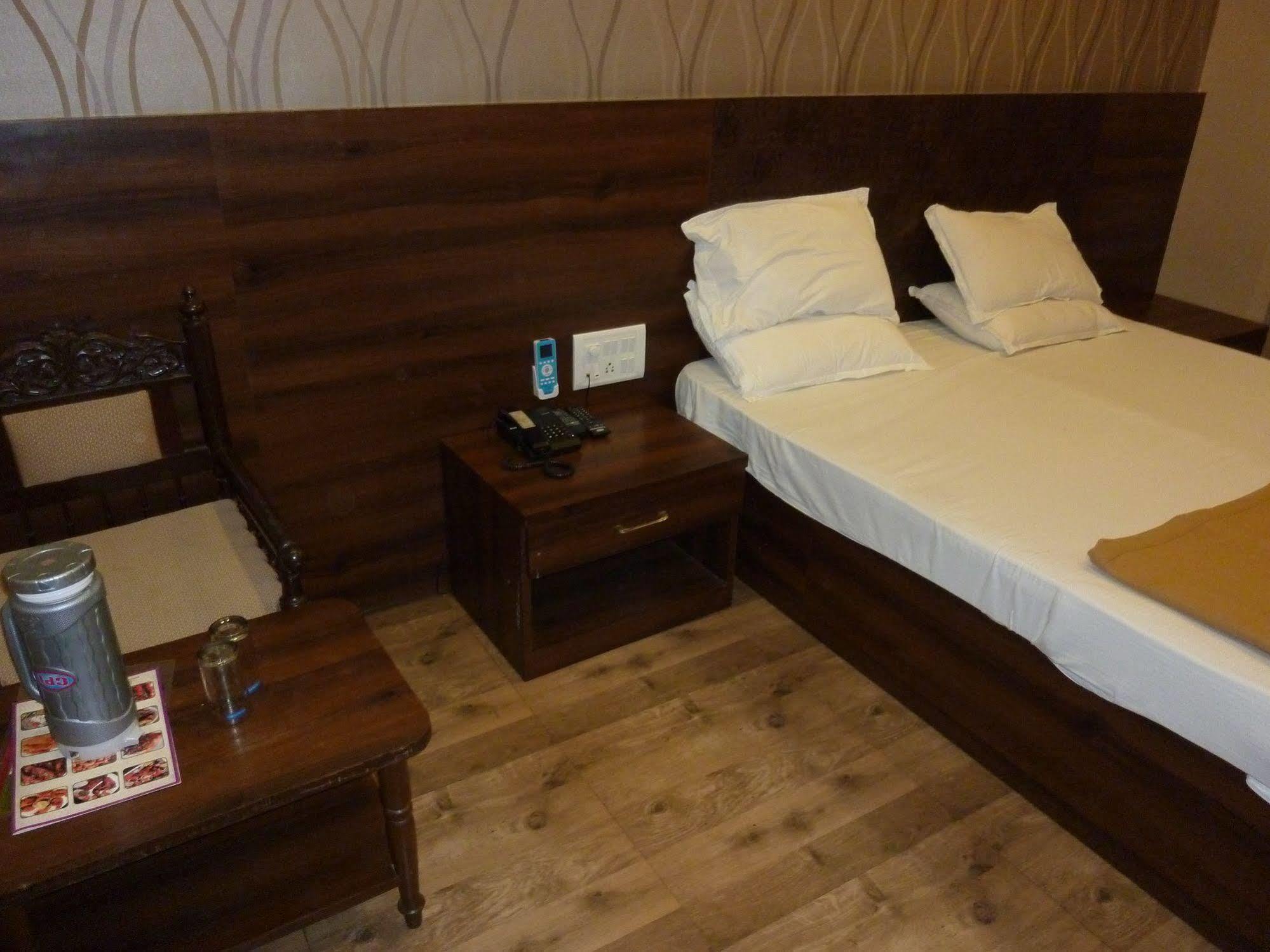 מומביי Hotel Regal Palace מראה חיצוני תמונה