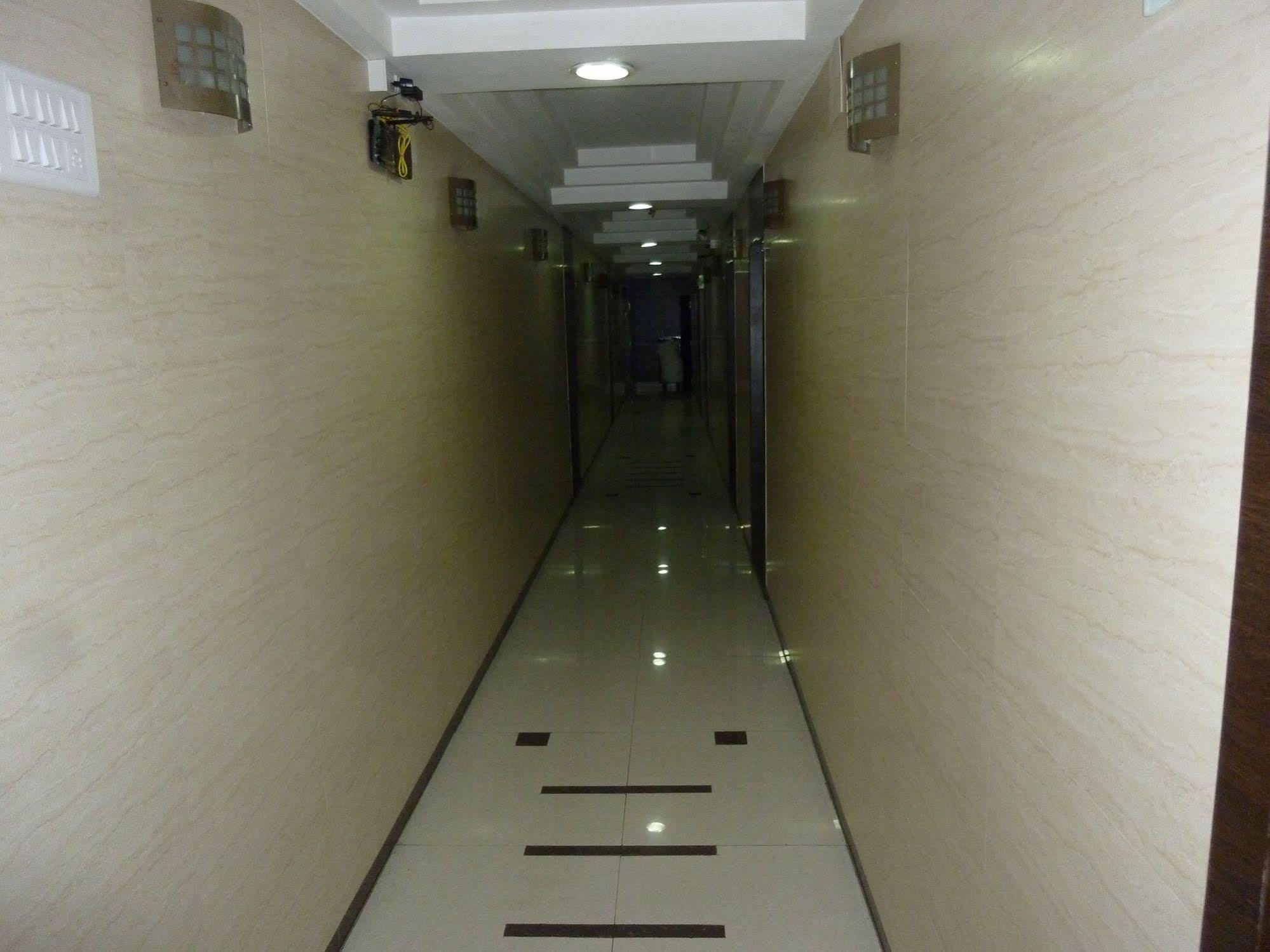 מומביי Hotel Regal Palace מראה חיצוני תמונה